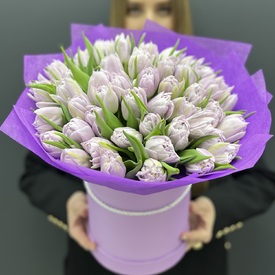 Букет из 45 сиреневых пионовидных тюльпанов в шляпной коробке
