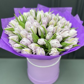 Букет из 45 сиреневых пионовидных тюльпанов в шляпной коробке