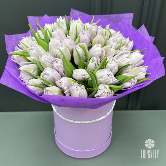 Букет из 45 сиреневых пионовидных тюльпанов в шляпной коробке