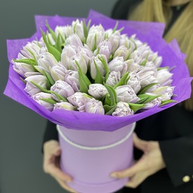 Букет из 45 сиреневых пионовидных тюльпанов в шляпной коробке
