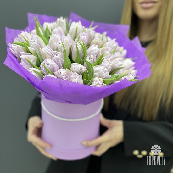 Букет из 45 сиреневых пионовидных тюльпанов в шляпной коробке