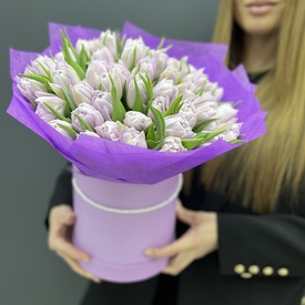 Букет из 45 сиреневых пионовидных тюльпанов в шляпной коробке