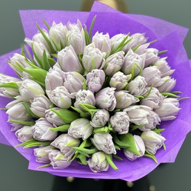 Букет из 45 сиреневых пионовидных тюльпанов