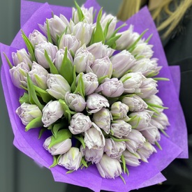 Букет из 45 сиреневых пионовидных тюльпанов