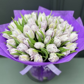 Букет из 45 сиреневых пионовидных тюльпанов