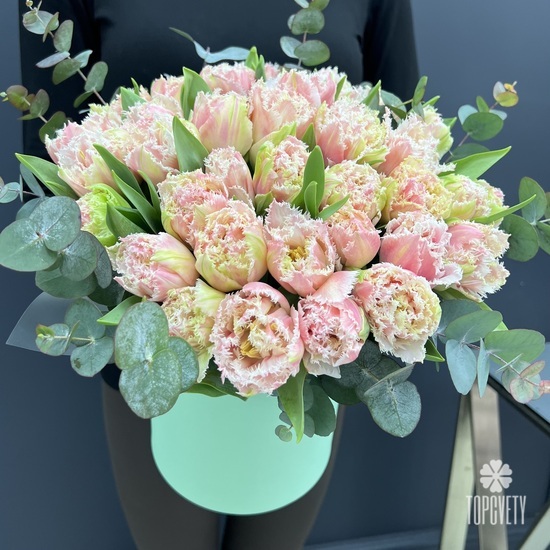 Композиция из 45шт сортовых тюльпанов в шляпной коробке