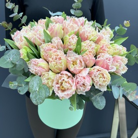 Композиция из 45шт сортовых тюльпанов в шляпной коробке