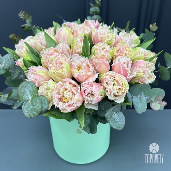 Композиция из 45шт сортовых тюльпанов в шляпной коробке