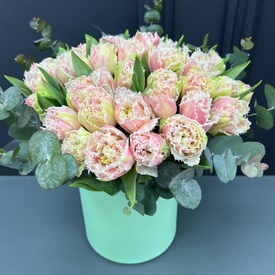 Композиция из 45шт сортовых тюльпанов в шляпной коробке