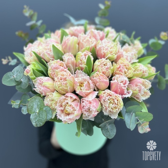 Композиция из 45шт сортовых тюльпанов в шляпной коробке