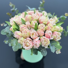 Композиция из 45шт сортовых тюльпанов в шляпной коробке