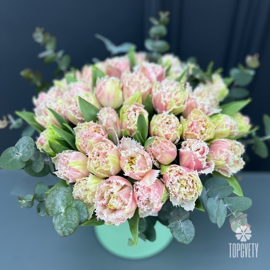 Композиция из 45шт сортовых тюльпанов в шляпной коробке