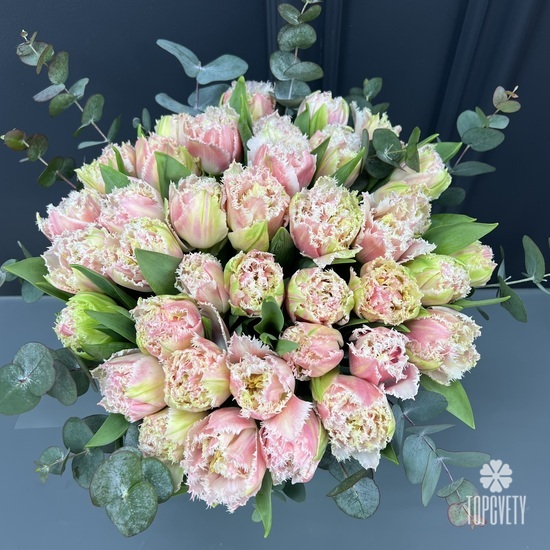 Композиция из 45шт сортовых тюльпанов в шляпной коробке