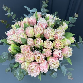 Композиция из 45шт сортовых тюльпанов в шляпной коробке