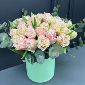 Композиция из 45шт сортовых тюльпанов в шляпной коробке