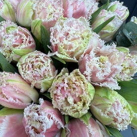 Композиция из 45шт сортовых тюльпанов в шляпной коробке