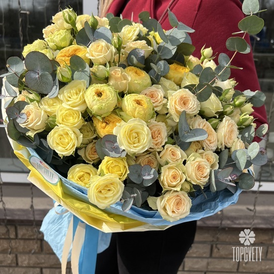 Букет из 25 желтых кустовых роз 50см