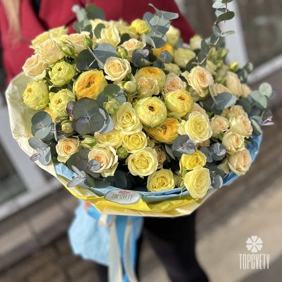 Букет из 25 желтых кустовых роз 50см