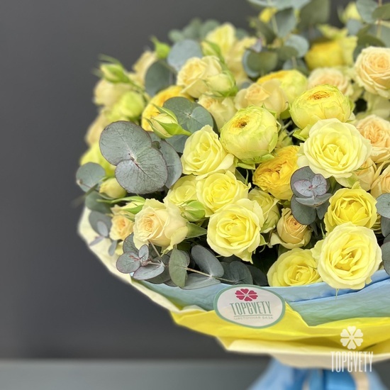 Букет из 25 желтых кустовых роз 50см