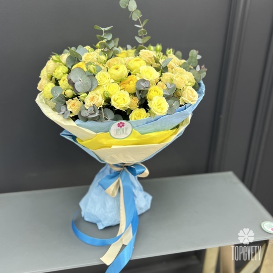 Букет из 25 желтых кустовых роз 50см