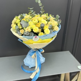 Букет из 25 желтых кустовых роз 50см