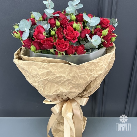 Букет из 15 кустовых алых роз с эвкалиптом