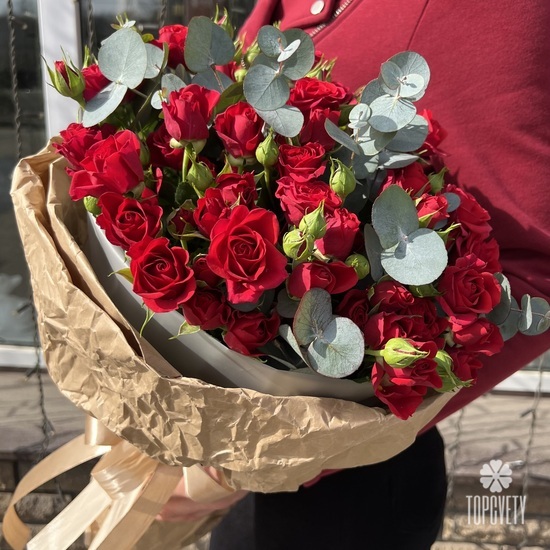 Букет из 15 кустовых алых роз с эвкалиптом