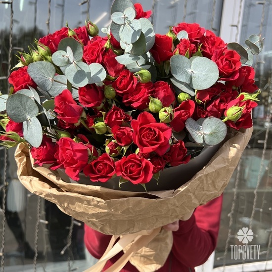 Букет из 15 кустовых алых роз с эвкалиптом