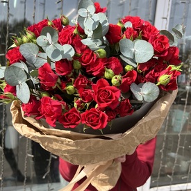 Букет из 15 кустовых алых роз с эвкалиптом