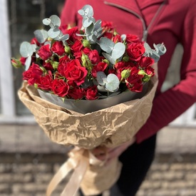 Букет из 15 кустовых алых роз с эвкалиптом