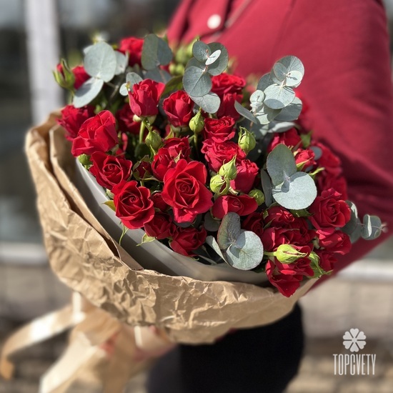 Букет из 15 кустовых алых роз с эвкалиптом