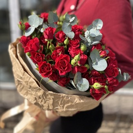 Букет из 15 кустовых алых роз с эвкалиптом