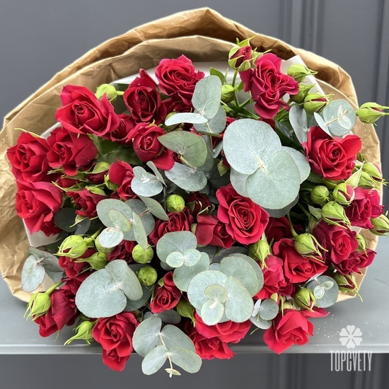 Букет из 15 кустовых алых роз с эвкалиптом
