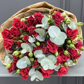 Букет из 15 кустовых алых роз с эвкалиптом