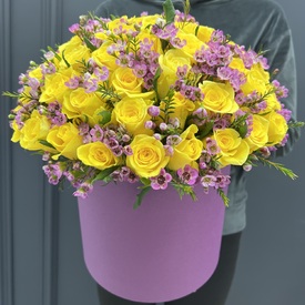 Композиция из  51 розы в шляпной коробке 