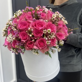 Композиция из  51 розы в шляпной коробке 