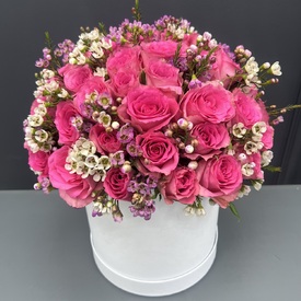 Композиция из  51 розы в шляпной коробке 