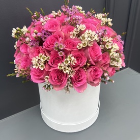 Композиция из  51 розы в шляпной коробке 