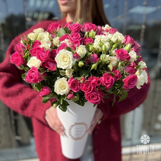 Композиция из 25 кустовых роз в коробке