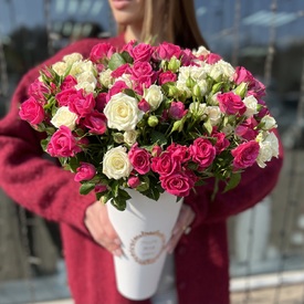 Композиция из 25 кустовых роз в коробке