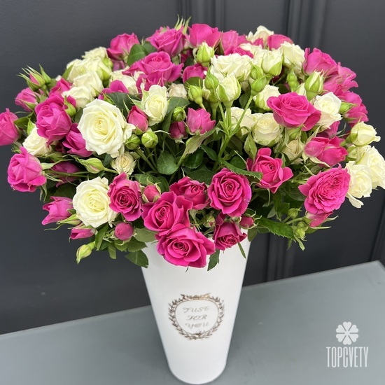 Композиция из 25 кустовых роз в коробке