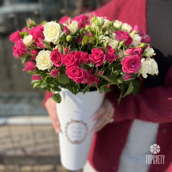 Композиция из 25 кустовых роз в коробке