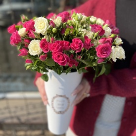 Композиция из 25 кустовых роз в коробке