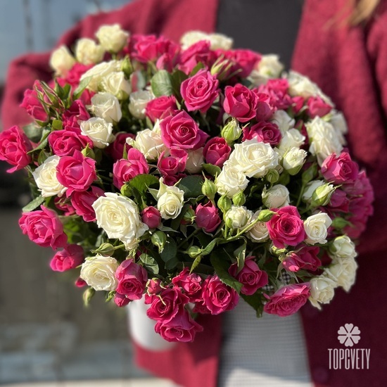 Композиция из 25 кустовых роз в коробке