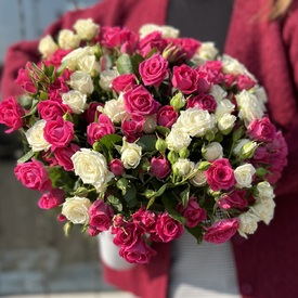 Композиция из 25 кустовых роз в коробке