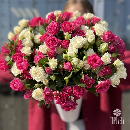 Композиция из 25 кустовых роз в коробке