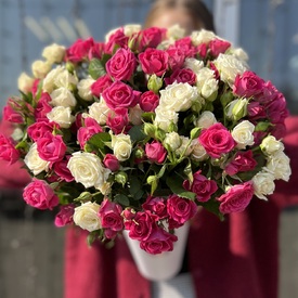 Композиция из 25 кустовых роз в коробке