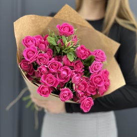 Букет из 9 розовых кустовых роз 50см