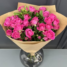 Букет из 9 розовых кустовых роз 50см