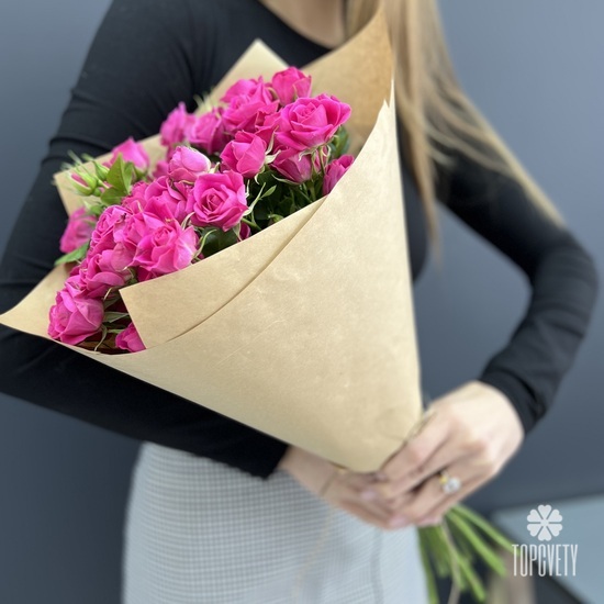 Букет из 9 розовых кустовых роз 50см